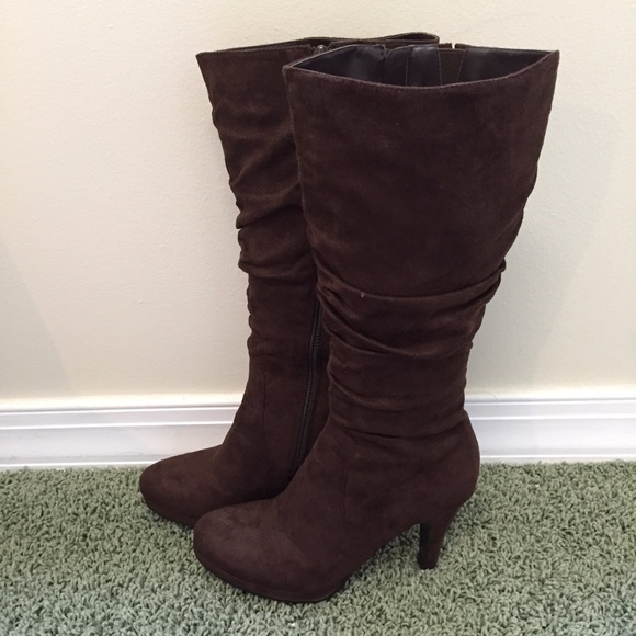 Suede knee length brown boots. - Picture 2 of 5
